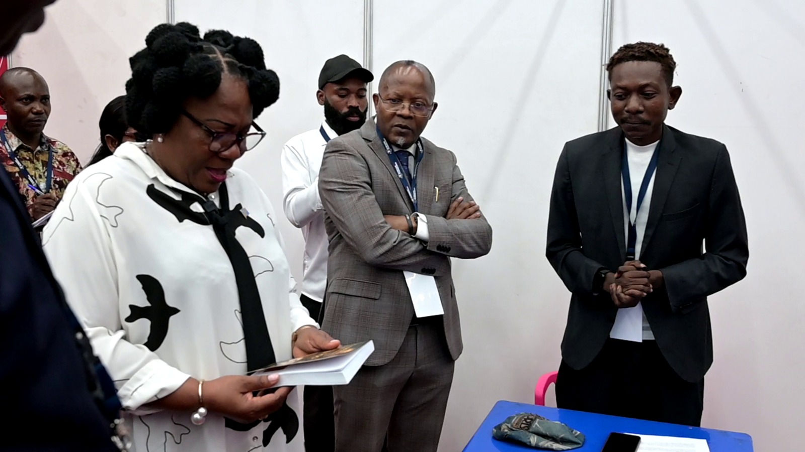 Valorisation de la recherche scientifique : La Ministre de l’ESURSI, Prof. Dr. Marie-Thérèse Sombo, en immersion au FGSC
